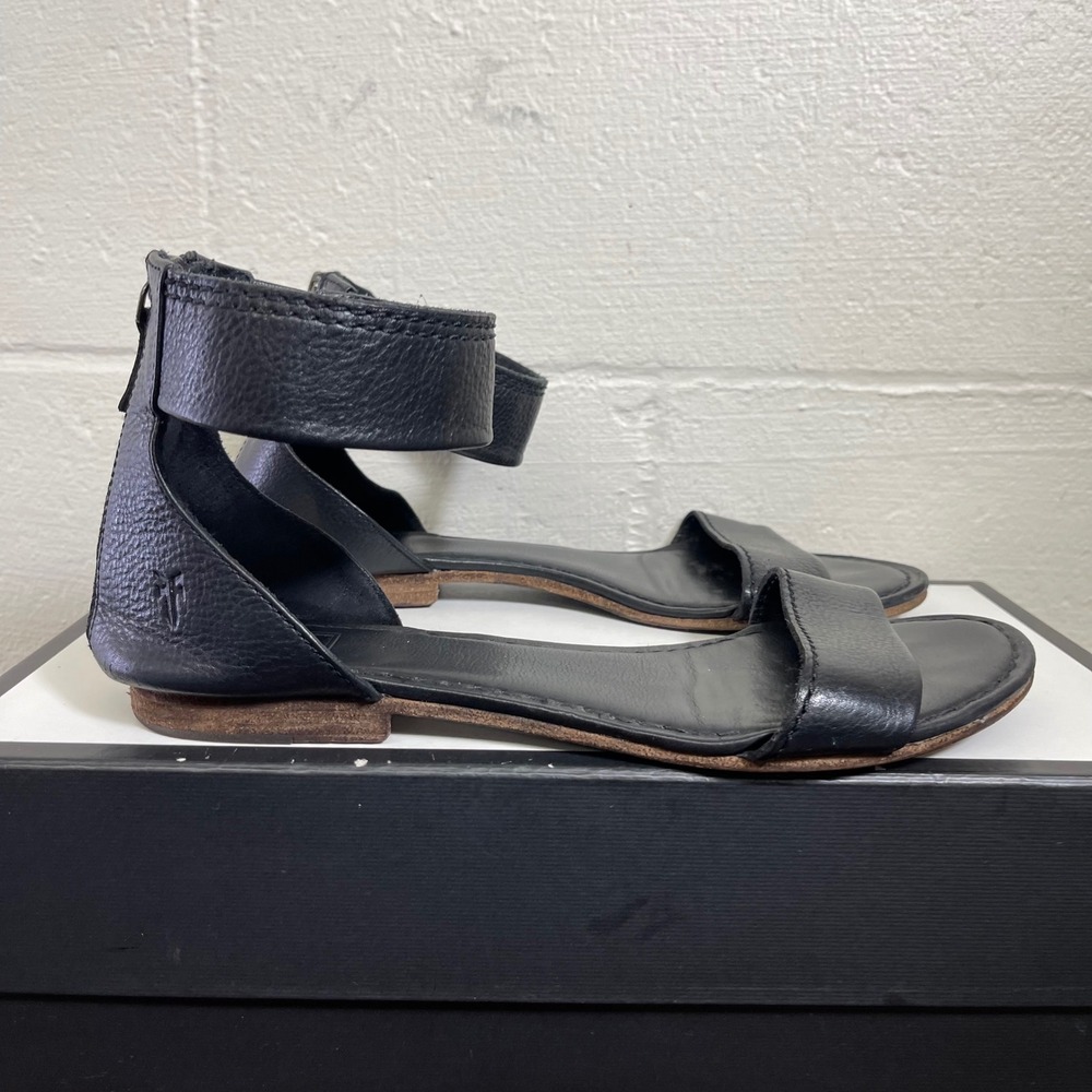 Frye Carson Black Pebbled Leather Ankle Wrap Flat‎ Sandals Back Zip Womens 9.5 M